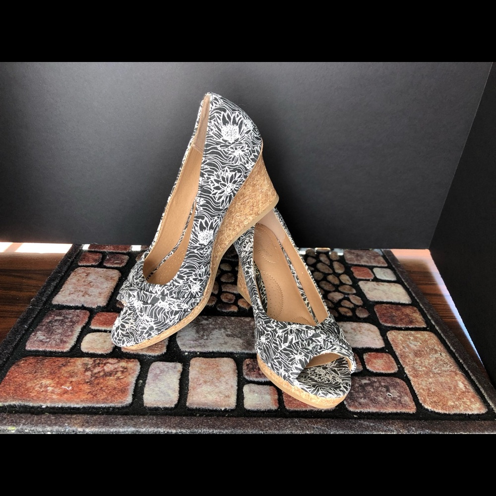 Dexflex comfort open-toe floral platforms